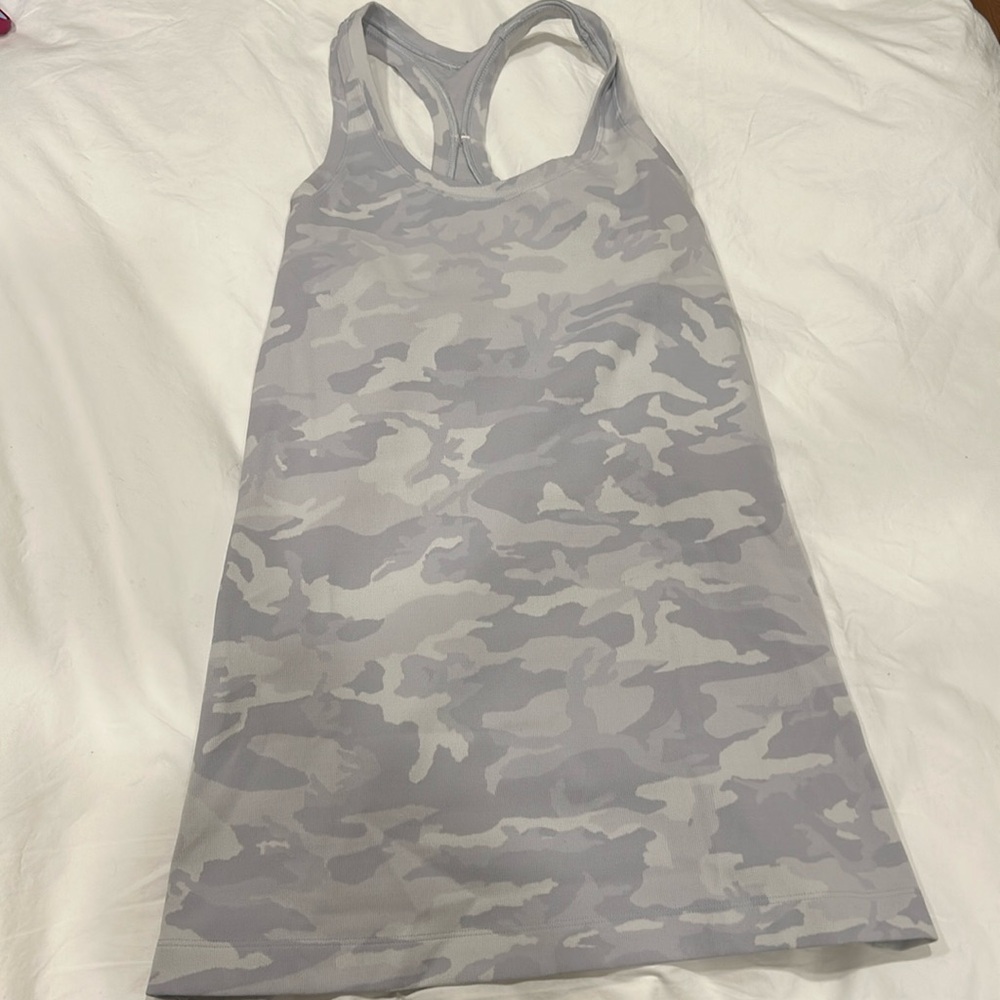 Lululemon tank top possibly size 6 no dot found